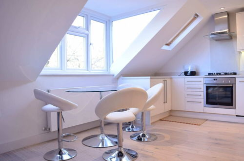 Photo 10 - Stylish 2 Bed Apartment in West Hampstead