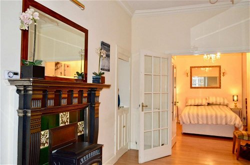 Photo 5 - Homely, Comfortable 2 Bed in Historic Rose Street