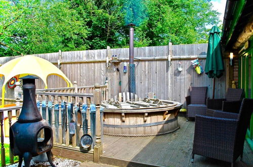 Photo 17 - Squirrel Barn. Hi-spec. Hot tub & Wifi. Sleeps 14