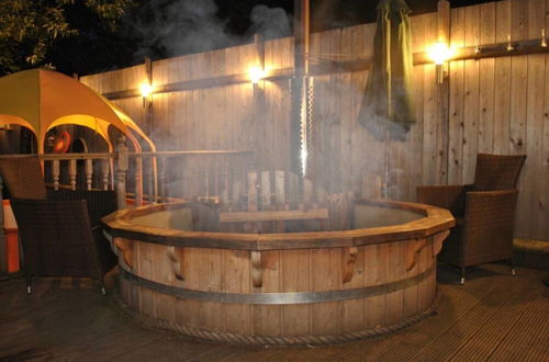 Photo 16 - Squirrel Barn. Hi-spec. Hot tub & Wifi. Sleeps 14