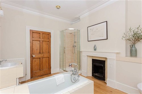Photo 56 - Beautiful 5 Bedroom Home With Garden in South Kensington