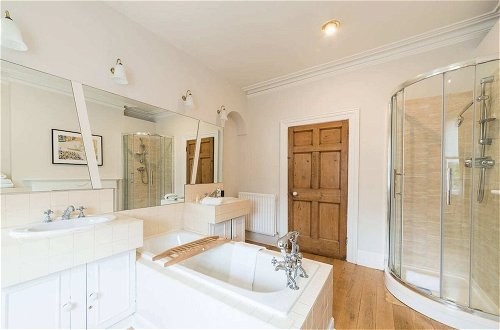 Photo 51 - Beautiful 5 Bedroom Home With Garden in South Kensington