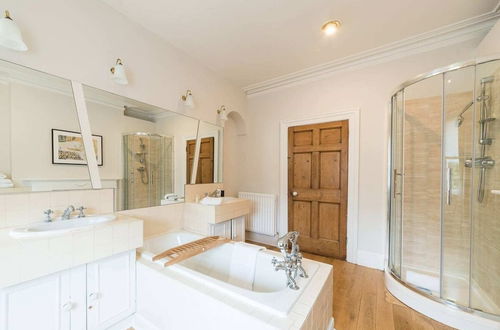 Foto 51 - Beautiful 5 Bedroom Home With Garden in South Kensington