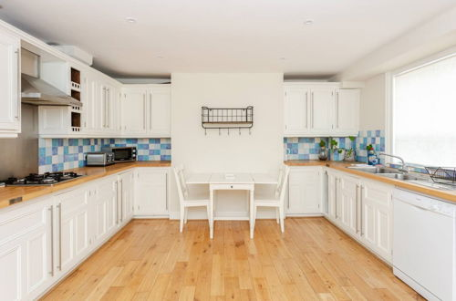 Photo 35 - Beautiful 5 Bedroom Home With Garden in South Kensington
