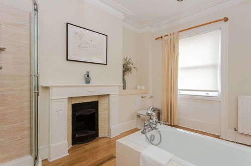 Foto 15 - Beautiful 5 Bedroom Home With Garden in South Kensington