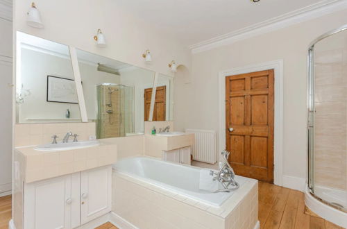 Photo 55 - Beautiful 5 Bedroom Home With Garden in South Kensington