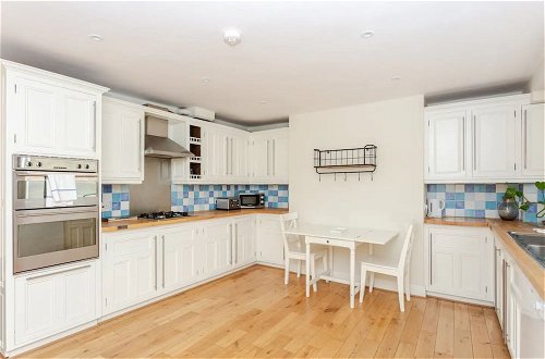 Photo 31 - Beautiful 5 Bedroom Home With Garden in South Kensington