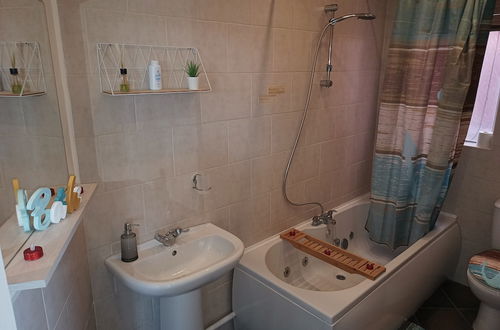 Foto 4 - Roman Bank Flat With Spa Bath and Mermaids Teepee