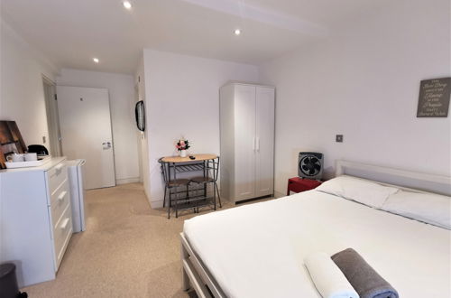 Photo 8 - Spacious Double Room with en-suite - 2c