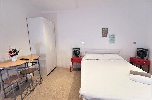 Photo 7 - Spacious Double Room with en-suite - 2c