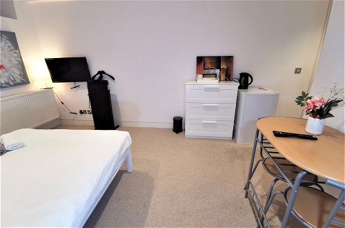 Photo 3 - Spacious Double Room with en-suite - 2c