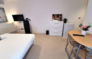 Photo 3 - Spacious Double Room with en-suite - 2c
