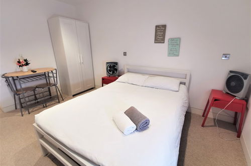 Photo 6 - Spacious Double Room with en-suite - 2c