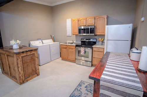 Photo 5 - BIG Studio Near Downtown With All Amenities