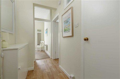 Photo 2 - Spacious and Homely One Bedroom Flat in Edinburgh