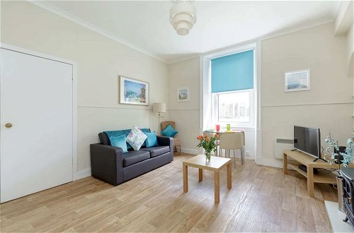 Photo 8 - Spacious and Homely One Bedroom Flat in Edinburgh