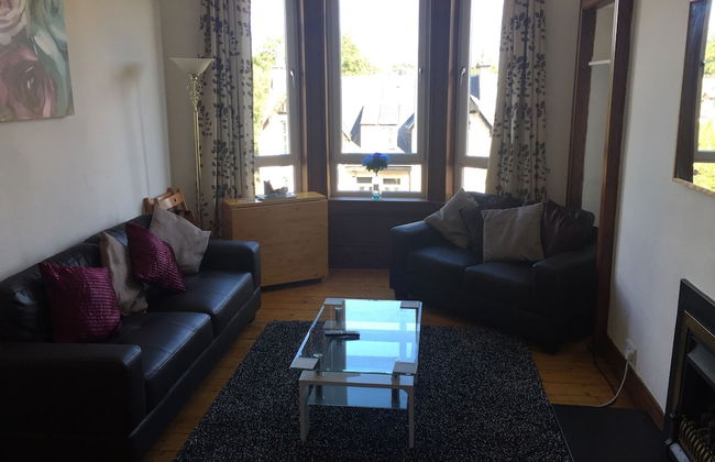 Great Location 2 Bedroom Scotstoun Flat - Photo 1