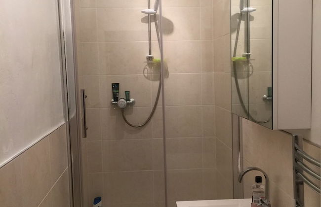 Great Location 2 Bedroom Scotstoun Flat - Photo 9
