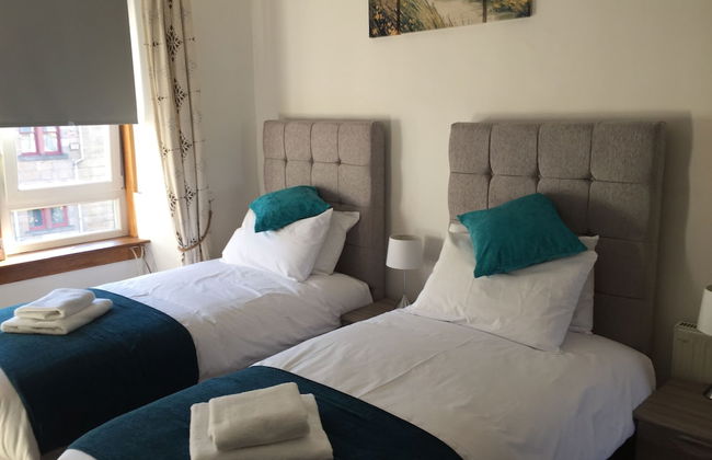 Great Location 2 Bedroom Scotstoun Flat - Photo 2