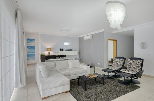 Foto 20 - Luxury Apt With Side Seaviews and Pool Best Location
