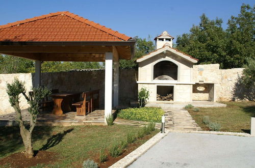 Foto 14 - Luxurious Villa With Private Pool in Trilj, Dalmatia