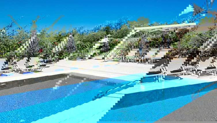 Foto 1 - Villa in Adelianos Kampos With Pool