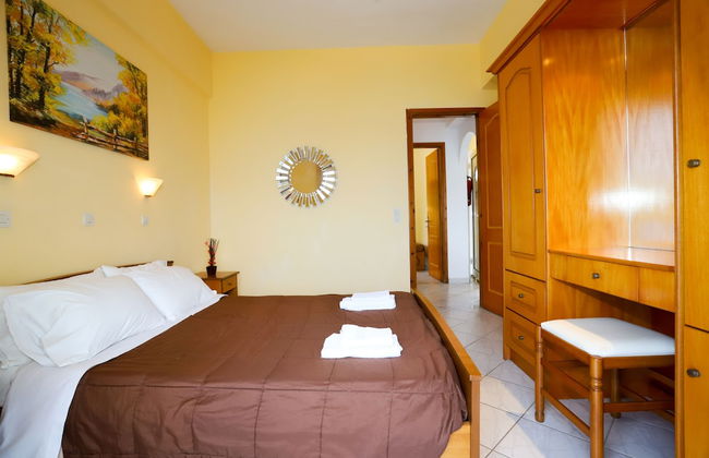 Agios Georgios - 2 Beds - Sleeps 5 - Free Parking - Foto 7