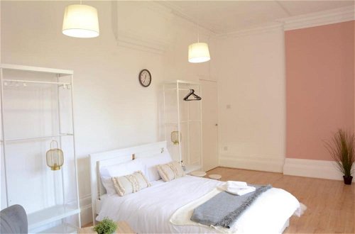 Photo 4 - Remarkable 1 Bed Apartment in Birmingham