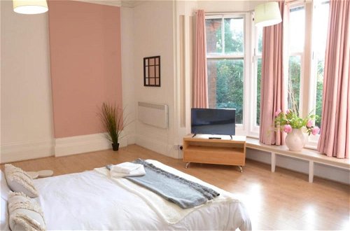 Photo 2 - Remarkable 1 Bed Apartment in Birmingham