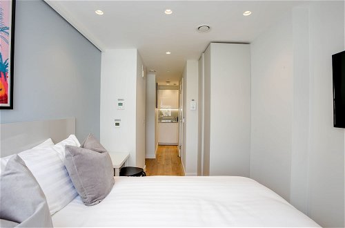 Photo 12 - Cromwell Serviced Apartment by Concept Apartments