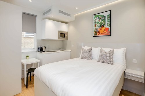 Photo 7 - Cromwell Serviced Apartment by Concept Apartments