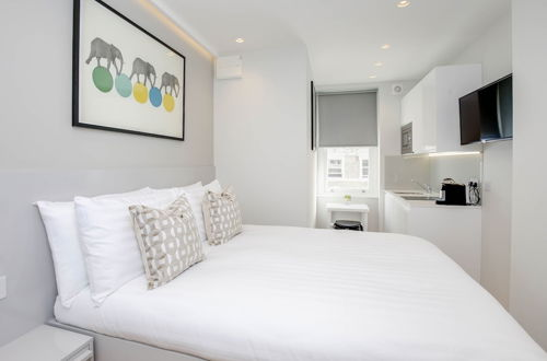 Photo 14 - Cromwell Serviced Apartment by Concept Apartments