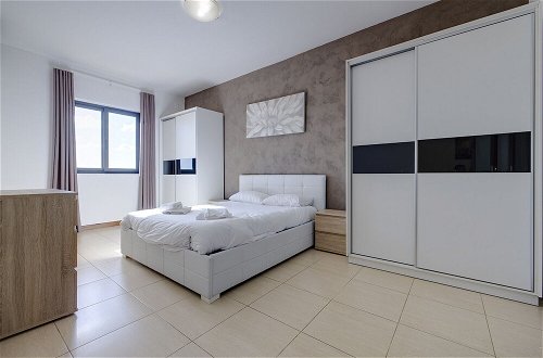 Photo 3 - Modern 3BR Apartment in the Centre of Sliema