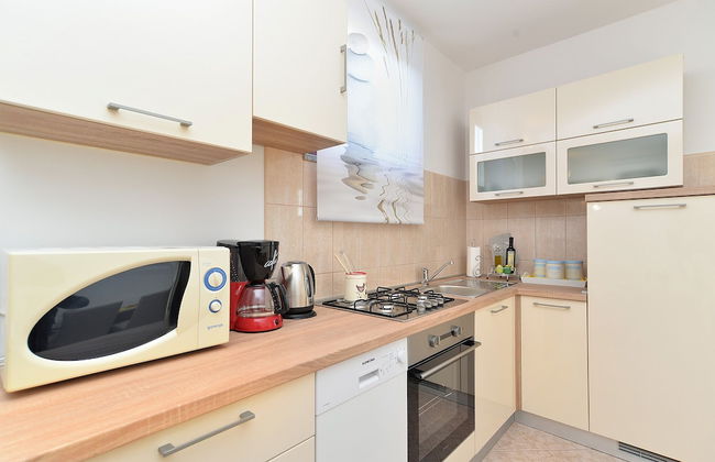 Apartment 1983 - Photo 9