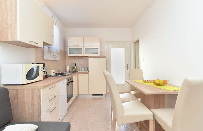 Apartment 1983 - Photo 6