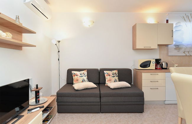 Apartment 1983 - Photo 10