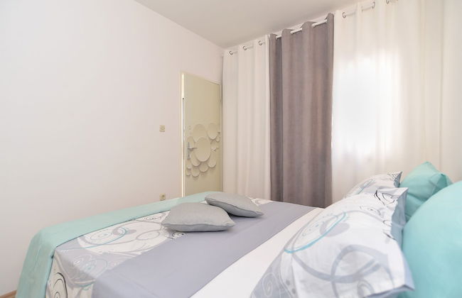 Apartment 1983 - Photo 3