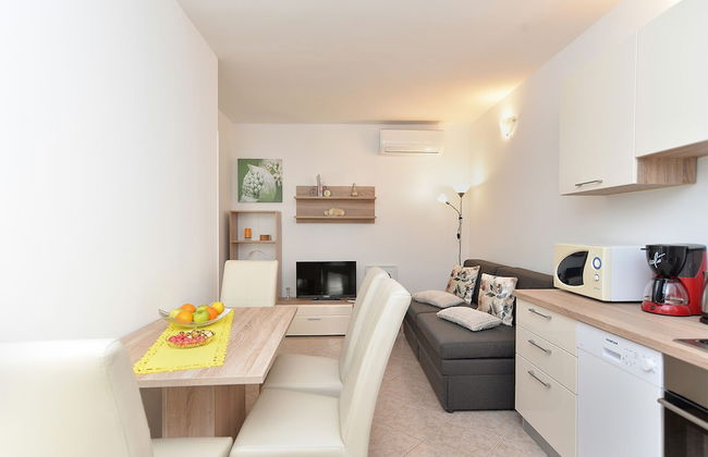 Apartment 1983 - Photo 8