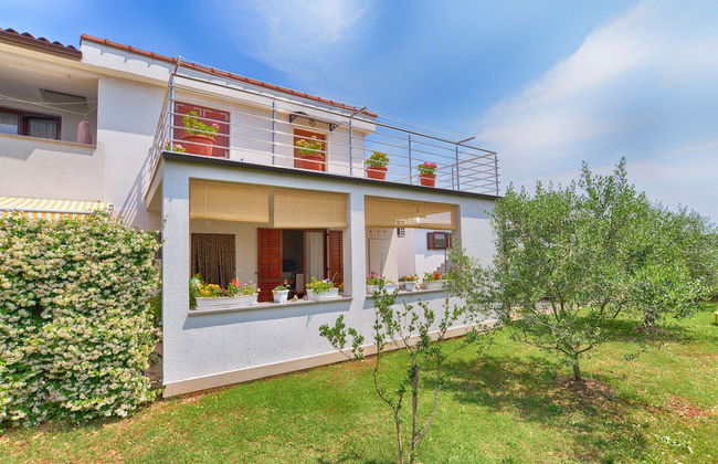 Apartment 1983 - Photo 1