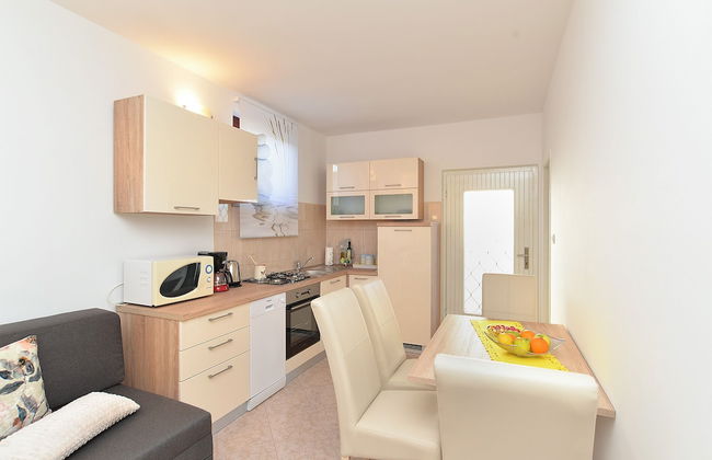 Apartment 1983 - Photo 5