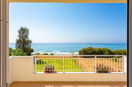 Foto 41 - Kalisto Beach Villa Large Private Pool Walk to Beach Sea Views A C Wifi Car Not Required - 2137