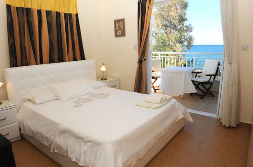 Foto 7 - Kalisto Beach Villa Large Private Pool Walk to Beach Sea Views A C Wifi Car Not Required - 2137