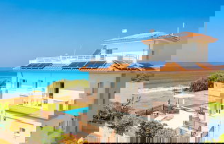 Foto 1 - Kalisto Beach Villa Large Private Pool Walk to Beach Sea Views A C Wifi Car Not Required - 2137