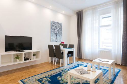 Photo 18 - Bright and Spacious Apartment in the City Center