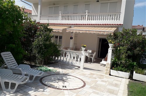 Foto 13 - Impeccable 3-bedrooms Apartment in Rab 1-9 Pers