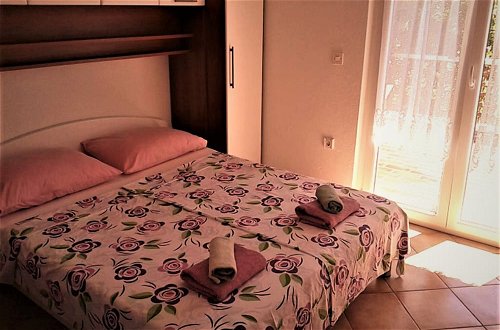 Photo 2 - Impeccable 3-bedrooms Apartment in Rab 1-9 Pers