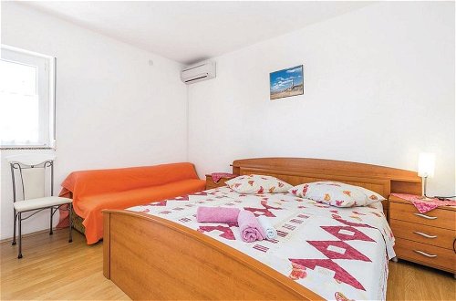 Photo 5 - Impeccable 3-bedrooms Apartment in Rab 1-9 Pers