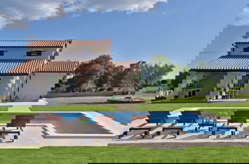 Foto 10 - Modern Holiday Home With Pool in Marcana