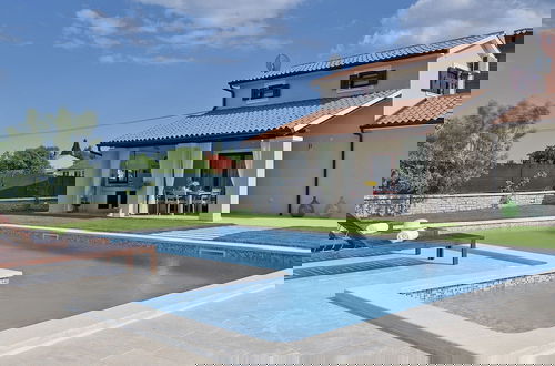 Foto 9 - Modern Holiday Home With Pool in Marcana