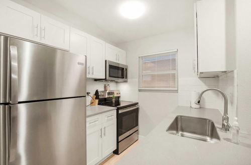 Photo 17 - Modern 1BR Near UT Hyde Park Evonify